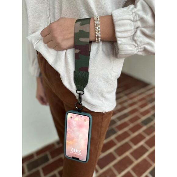 Clip & Go Phone Purse Crossbody Strap Zippered Pouch Green Tan Camo - Picture 3 of 11